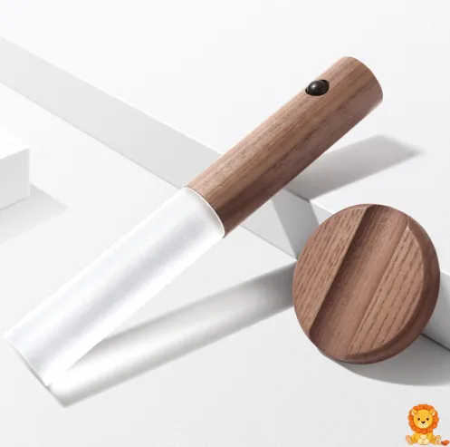 Stilig trevegglampe i minimalistisk design, perfekt for soverom eller stue. Tilgjengelig i hvit og brun. - View 1