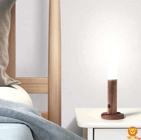 Stilig trevegglampe i minimalistisk design, perfekt for soverom eller stue. Tilgjengelig i hvit og brun. - View 2