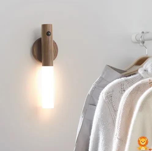 Stilig trevegglampe i minimalistisk design, perfekt for soverom eller stue. Tilgjengelig i hvit og brun. - View 4