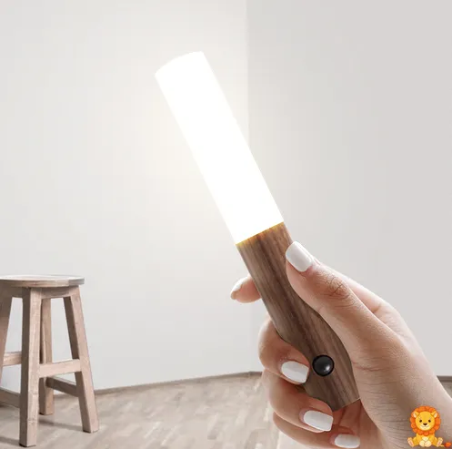 Stilig trevegglampe i minimalistisk design, perfekt for soverom eller stue. Tilgjengelig i hvit og brun. - View 5
