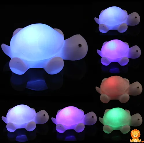 Pequeña luz nocturna en forma de tortuga, proyectando una suave luz cálida, ideal para niños y bebés, perfecta para crear un ambiente relajante y facilitar el sueño. - View 1