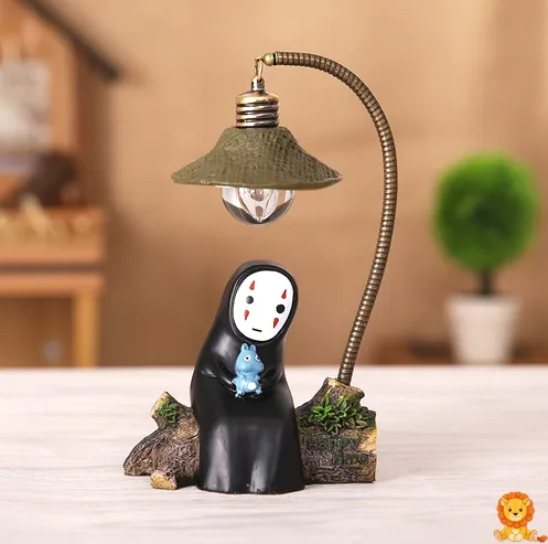 Spøkelsesnattlampe i en svart kappe