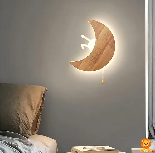 Lesena nočna lučka v obliki lune, izdelana iz kakovostnega lesa, s toplo in nežno svetlobo, idealna za otroško sobo ali spalnico. - View 8