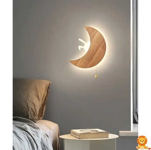 Lesena nočna lučka v obliki lune, izdelana iz kakovostnega lesa, s toplo in nežno svetlobo, idealna za otroško sobo ali spalnico. - View 4