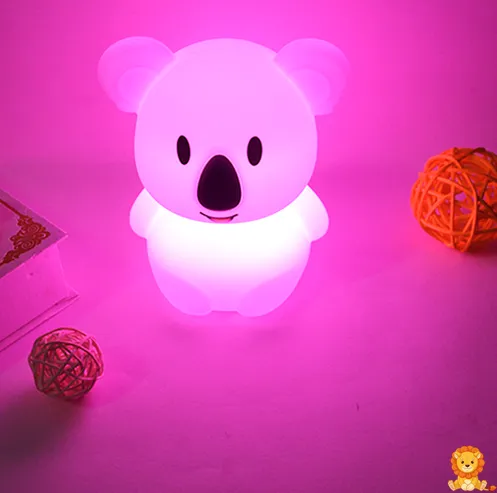 可爱的拥抱小熊夜灯，柔软的毛绒材质，散发着温暖柔和的光芒，提供m和l两种尺寸，是儿童和成人的理想睡眠伴侣。 - View 2