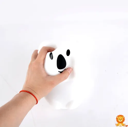 可爱的拥抱小熊夜灯，柔软的毛绒材质，散发着温暖柔和的光芒，提供m和l两种尺寸，是儿童和成人的理想睡眠伴侣。 - View 3